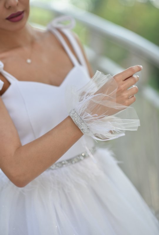 Комплект еднакви рокли за майка и дъщеря в бяло с перца