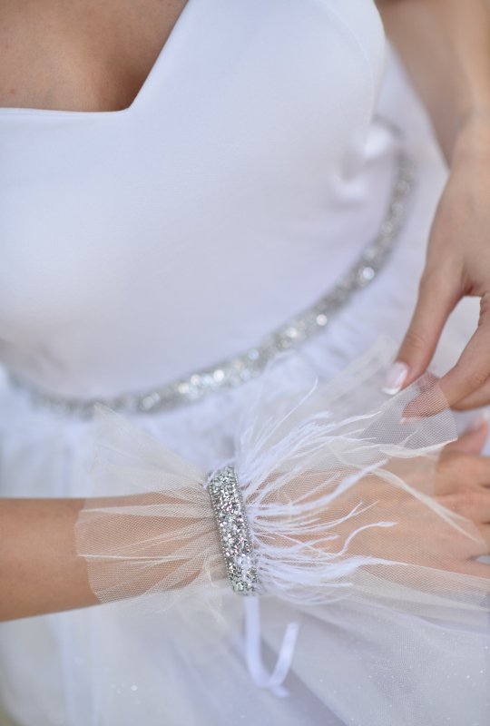 Комплект еднакви рокли за майка и дъщеря в бяло с перца