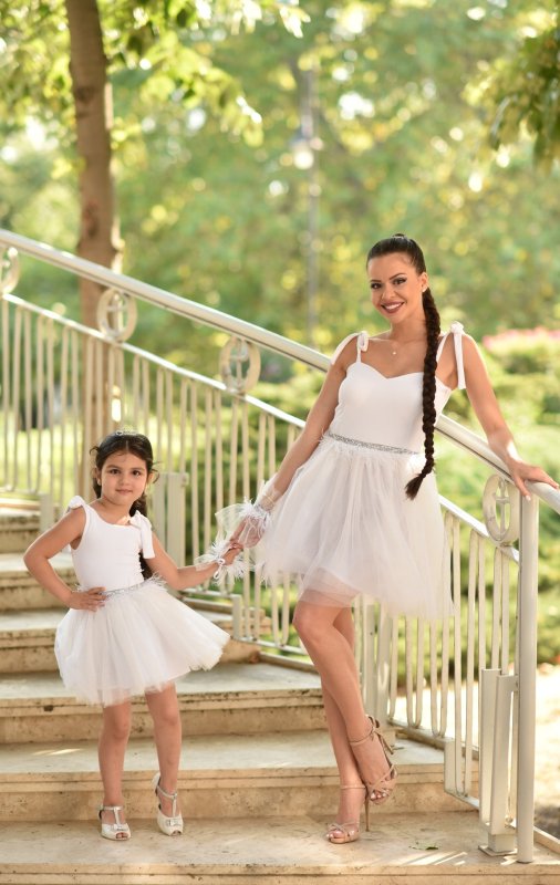 Комплект еднакви рокли за майка и дъщеря в бяло с перца