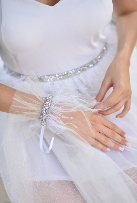 Къса рокля в бяло от тюл и перца