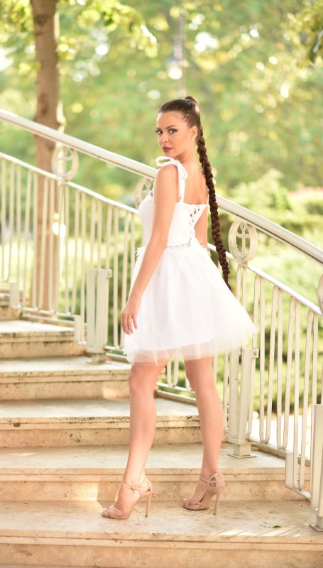 Къса рокля в бяло от тюл и перца