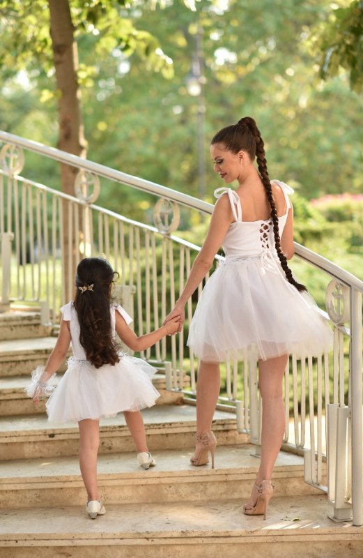 Къса рокля в бяло от тюл и перца