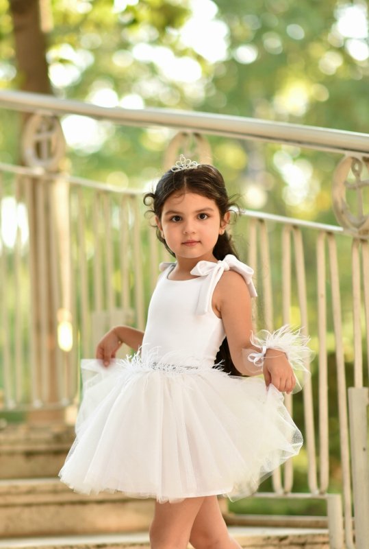 Детска рокля от тюл в бяло с перца