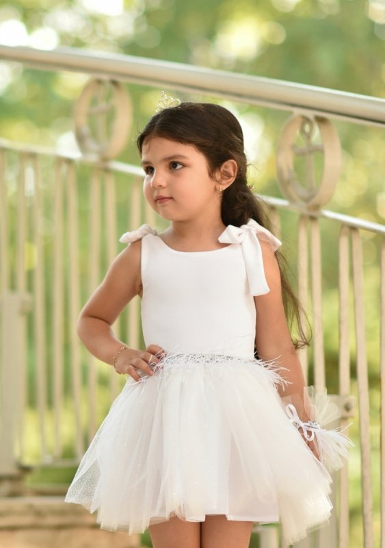 Детска рокля от тюл в бяло с перца