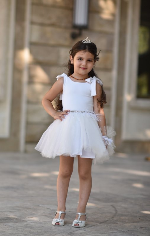 Детска рокля от тюл в бяло с перца