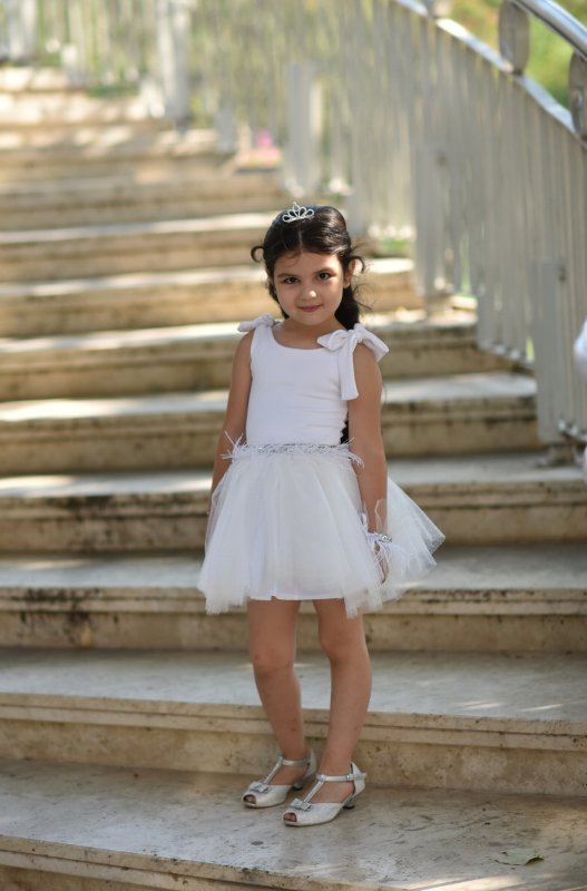 Детска рокля от тюл в бяло с перца