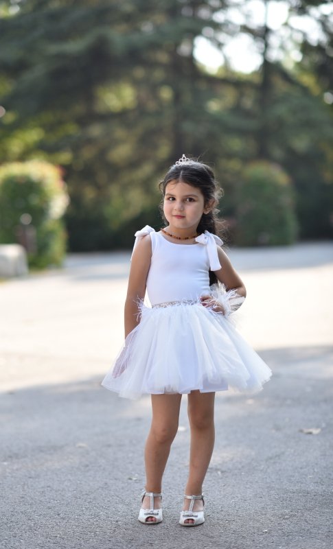 Детска рокля от тюл в бяло с перца