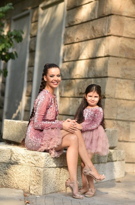 Комплект рокли за майка и дъщеря от кадифе с пайети и тюл