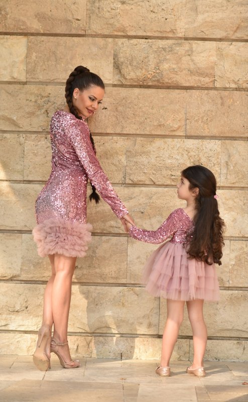Комплект рокли за майка и дъщеря от кадифе с пайети и тюл
