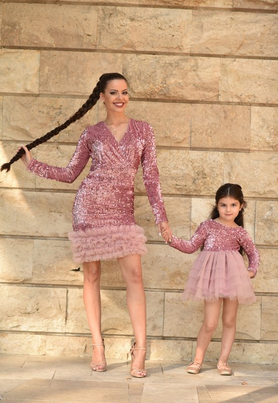 Комплект рокли за майка и дъщеря от кадифе с пайети и тюл