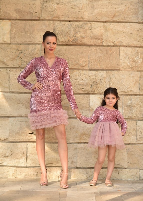 Комплект рокли за майка и дъщеря от кадифе с пайети и тюл