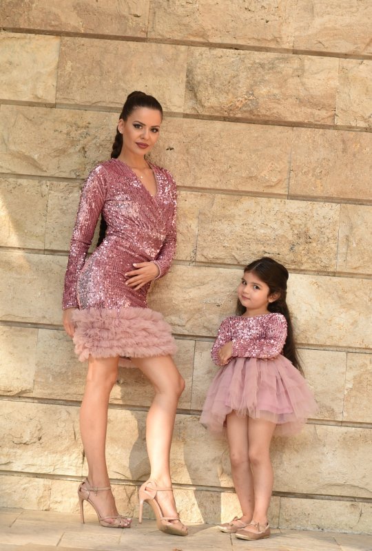 Комплект рокли за майка и дъщеря от кадифе с пайети и тюл