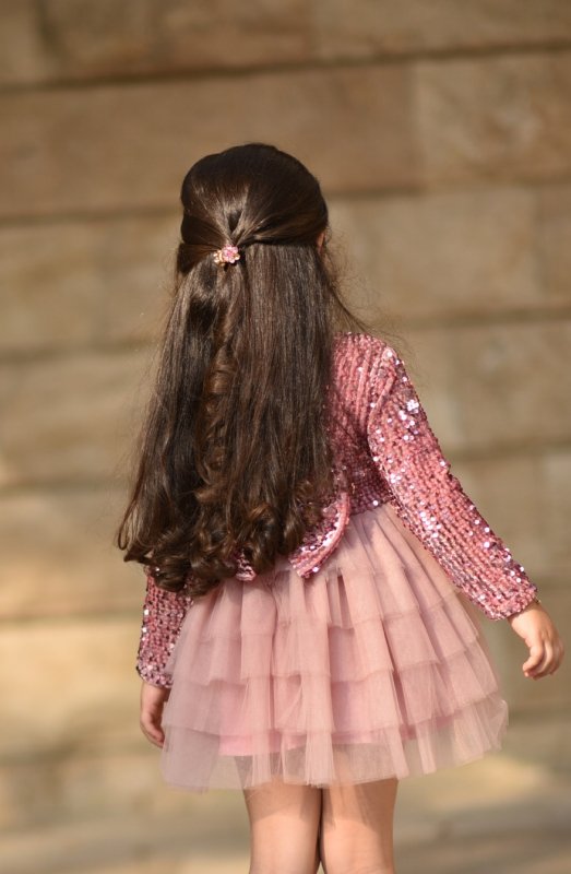 Детска рокля от кадифе с пайети и тюл