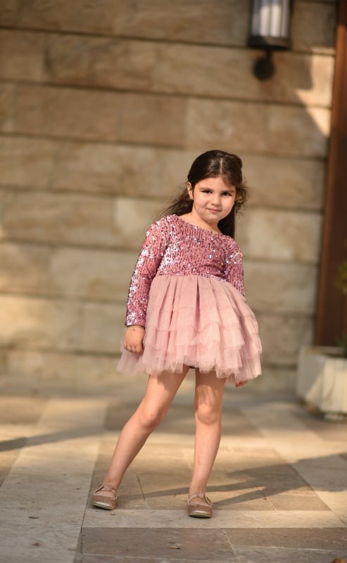 Детска рокля от кадифе с пайети и тюл