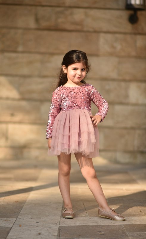 Детска рокля от кадифе с пайети и тюл