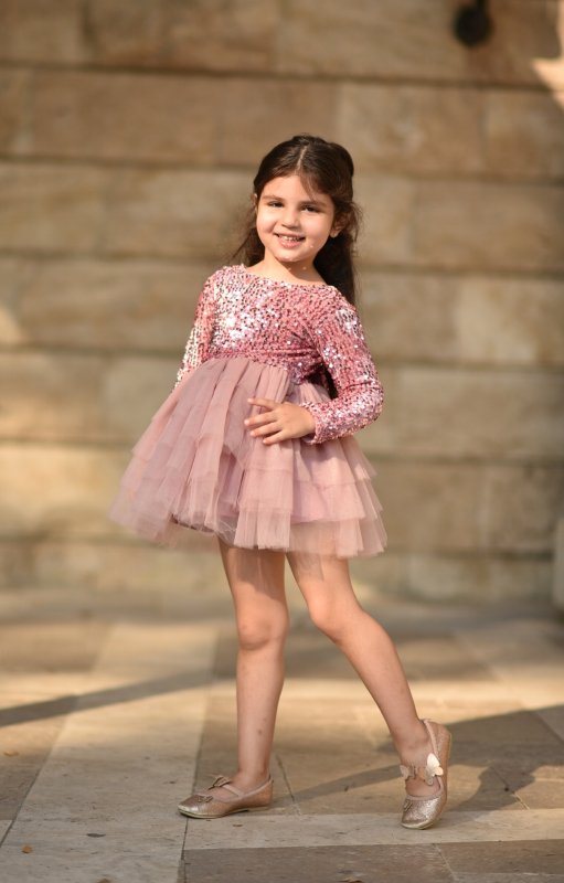 Детска рокля от кадифе с пайети и тюл