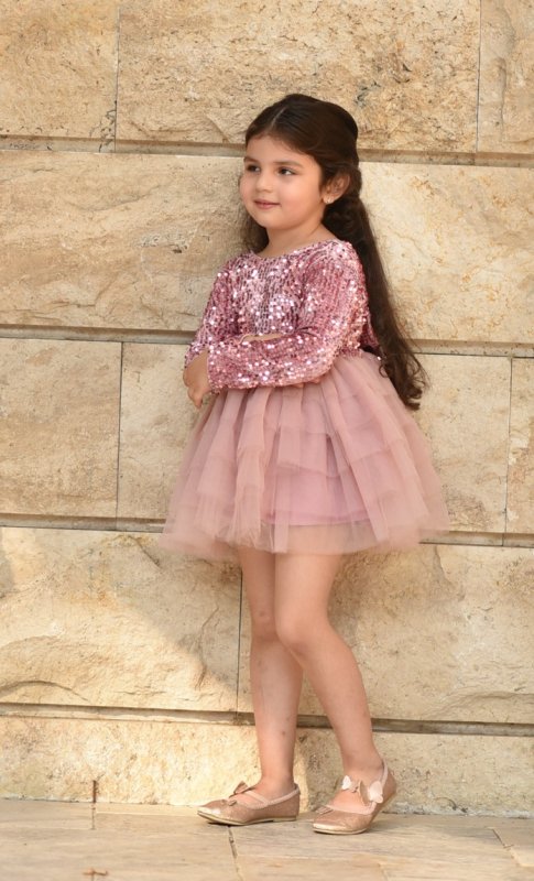 Детска рокля от кадифе с пайети и тюл