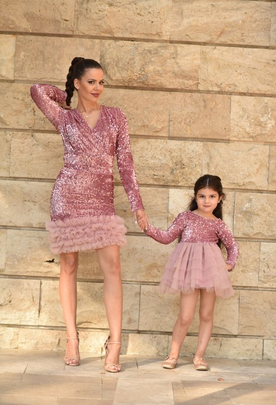 Детска рокля от кадифе с пайети и тюл