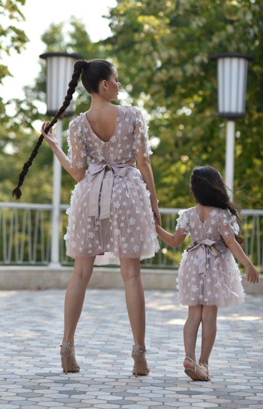 Комплект еднакви рокли за майка и дъщеря с Бяла 3D дантела на цветя и тюл пудра