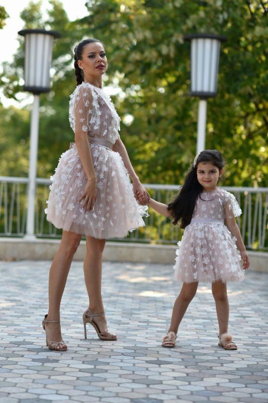 Комплект еднакви рокли за майка и дъщеря с Бяла 3D дантела на цветя и тюл пудра
