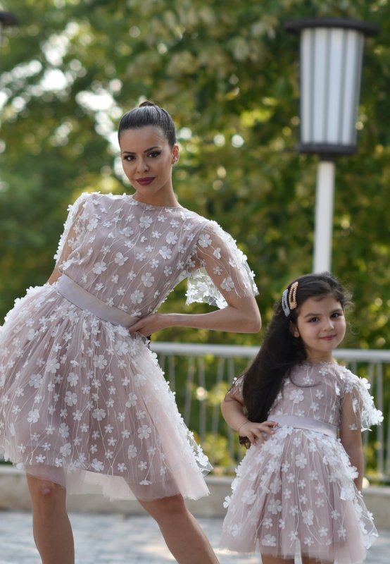 Комплект еднакви рокли за майка и дъщеря с Бяла 3D дантела на цветя и тюл пудра