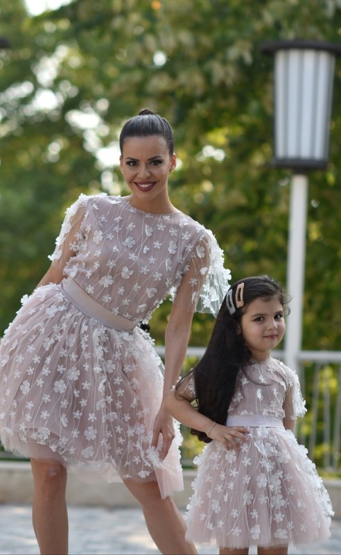 Комплект еднакви рокли за майка и дъщеря с Бяла 3D дантела на цветя и тюл пудра