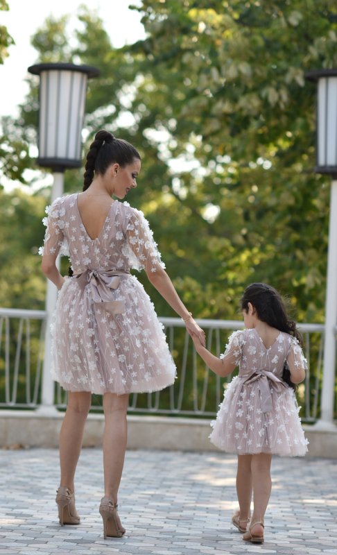 Комплект еднакви рокли за майка и дъщеря с Бяла 3D дантела на цветя и тюл пудра