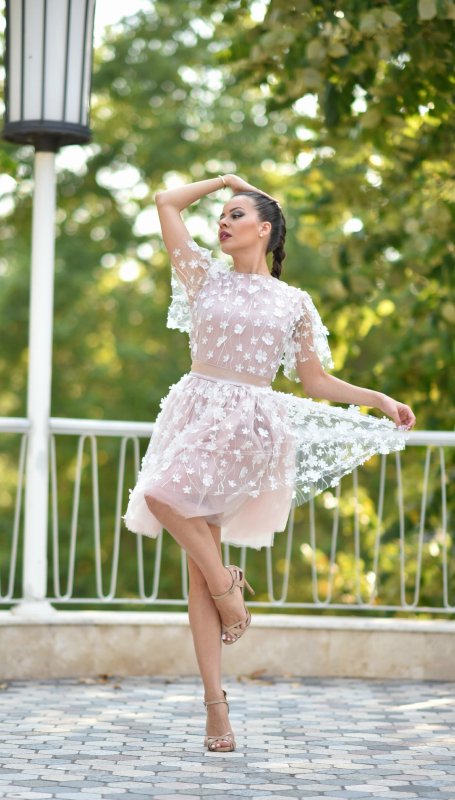 Дамска рокля с бяла 3D дантела на цветя и тюл пудра