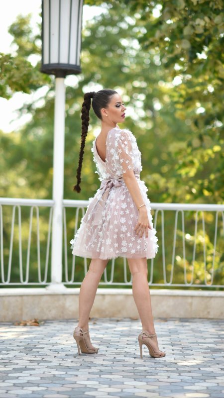 Дамска рокля с бяла 3D дантела на цветя и тюл пудра