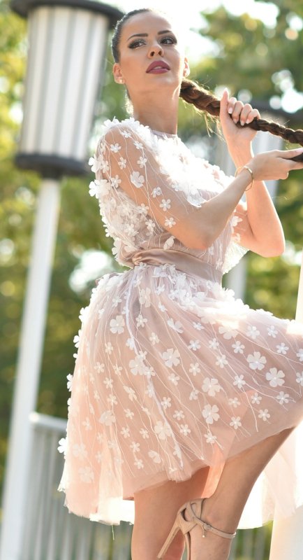 Дамска рокля с бяла 3D дантела на цветя и тюл пудра
