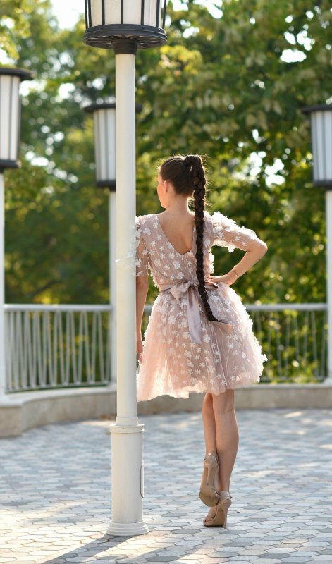 Дамска рокля с бяла 3D дантела на цветя и тюл пудра