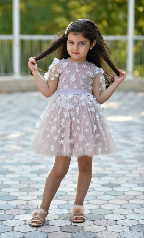 Детска рокля с бяла 3D дантела на цветя и тюл пудра