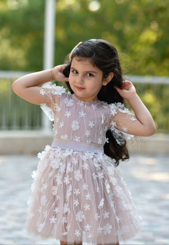 Детска рокля с бяла 3D дантела на цветя и тюл пудра