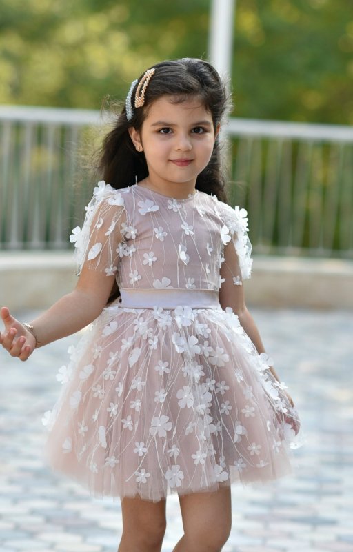Детска рокля с бяла 3D дантела на цветя и тюл пудра