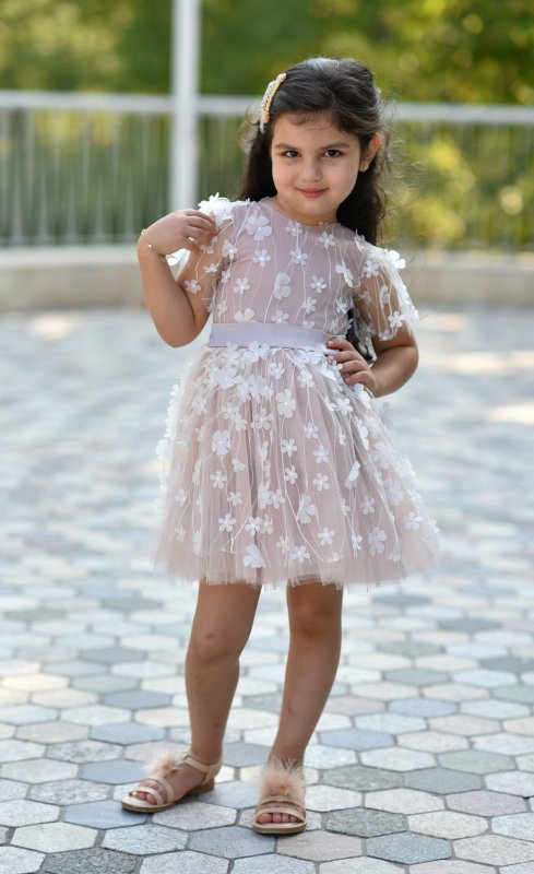 Детска рокля с бяла 3D дантела на цветя и тюл пудра