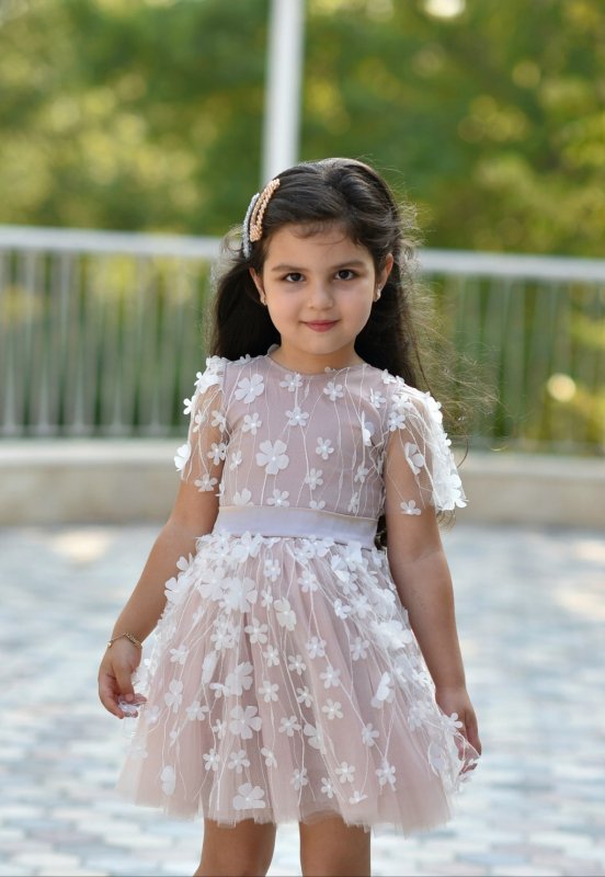 Детска рокля с бяла 3D дантела на цветя и тюл пудра