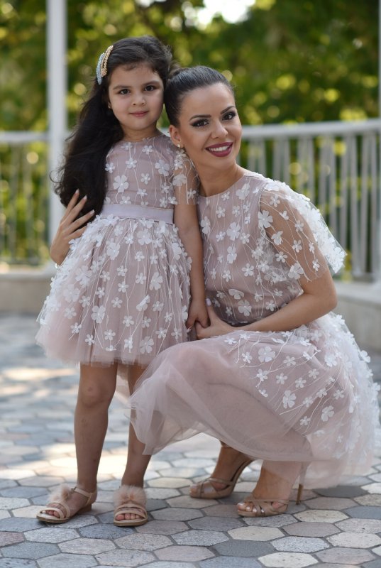 Детска рокля с бяла 3D дантела на цветя и тюл пудра