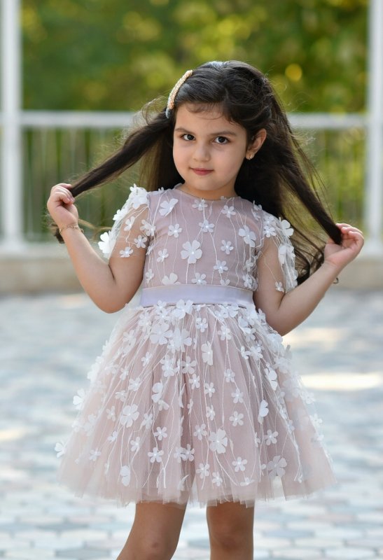Детска рокля с бяла 3D дантела на цветя и тюл пудра