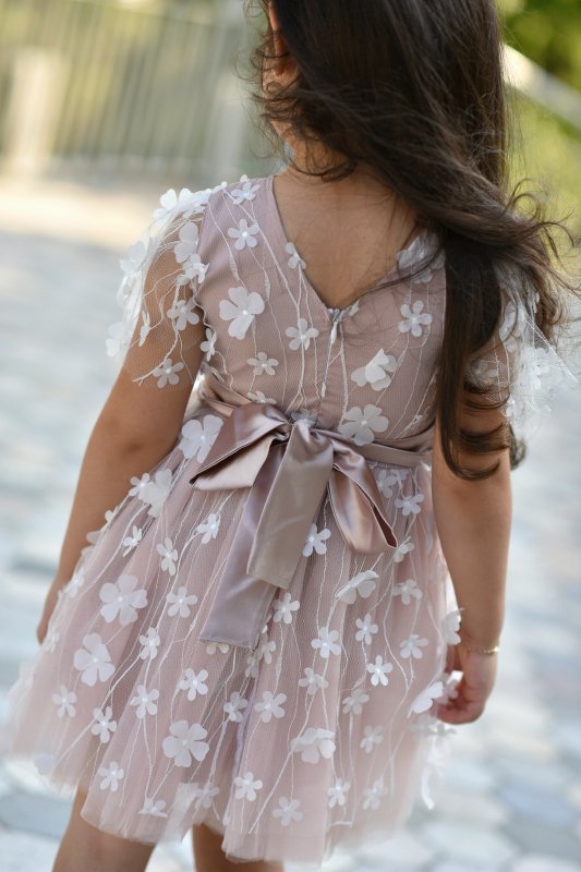 Детска рокля с бяла 3D дантела на цветя и тюл пудра