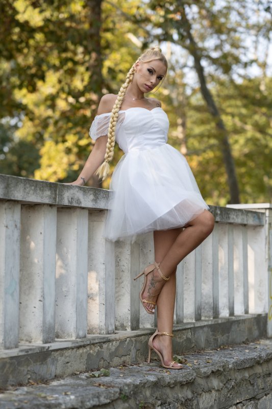 Къса дамска бяла рокля от тюл