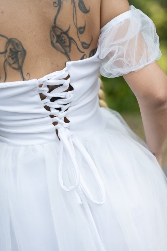 Къса дамска бяла рокля от тюл