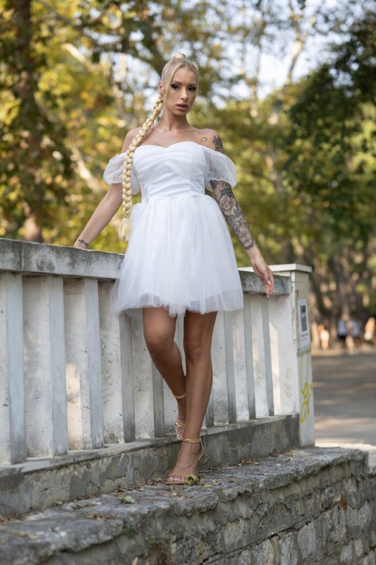 Къса дамска бяла рокля от тюл