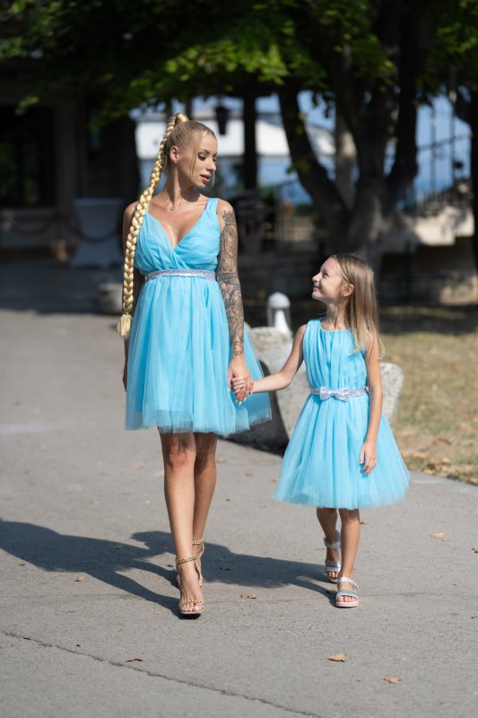 Комплект рокли в синьо за майка и дъщеря със сребристи коланчета