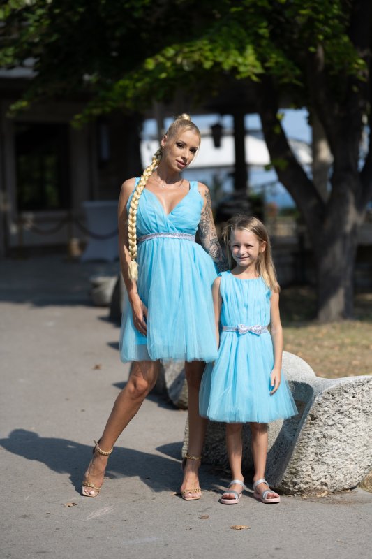 Комплект рокли в синьо за майка и дъщеря със сребристи коланчета