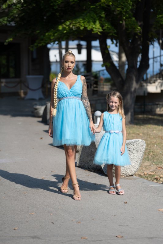 Комплект рокли в синьо за майка и дъщеря със сребристи коланчета