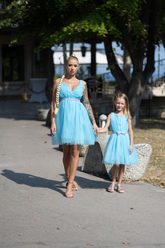 Комплект рокли в синьо за майка и дъщеря със сребристи коланчета