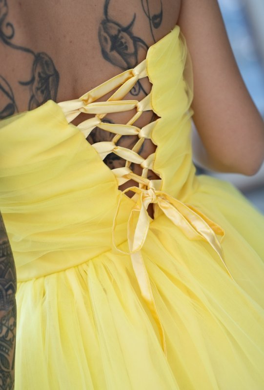 Къса рокля тип бюстие в жълто