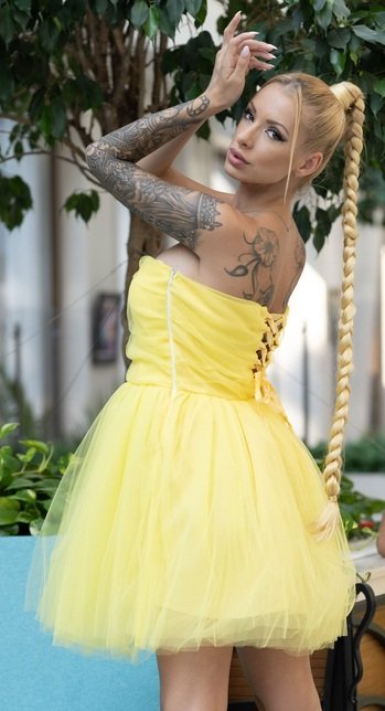 Къса рокля тип бюстие в жълто