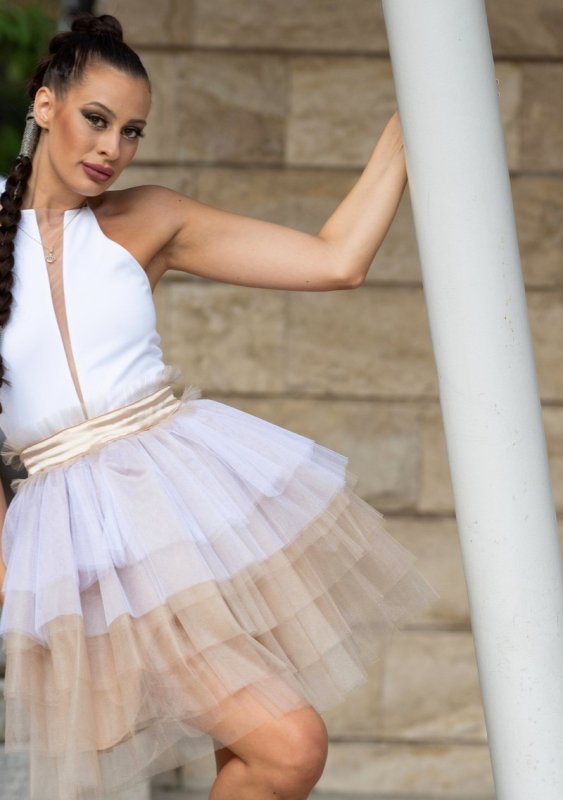 Къса разкроена рокля с тюл в бяло и бежово