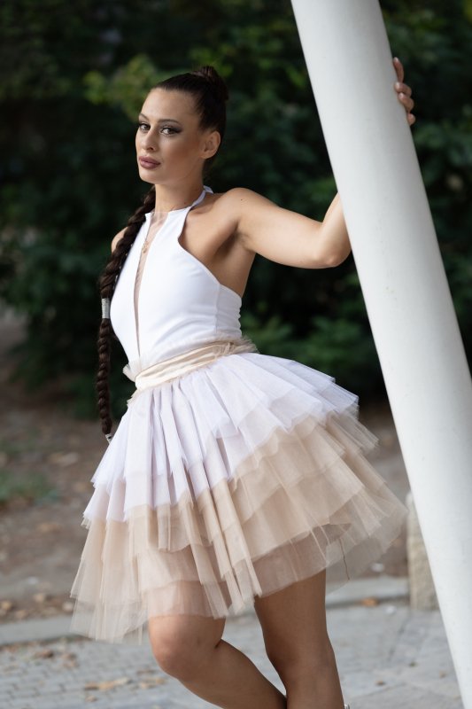 Къса разкроена рокля с тюл в бяло и бежово